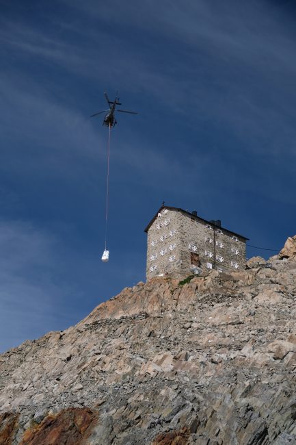 Hubschrauber transportiert den Müll am Brandenburger-Haus ab 2025
