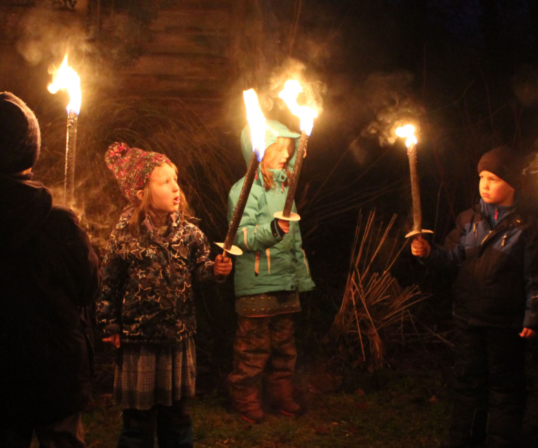 Kinder der Familiengruppen (DAV Sektion Berlin) mit Fackeln