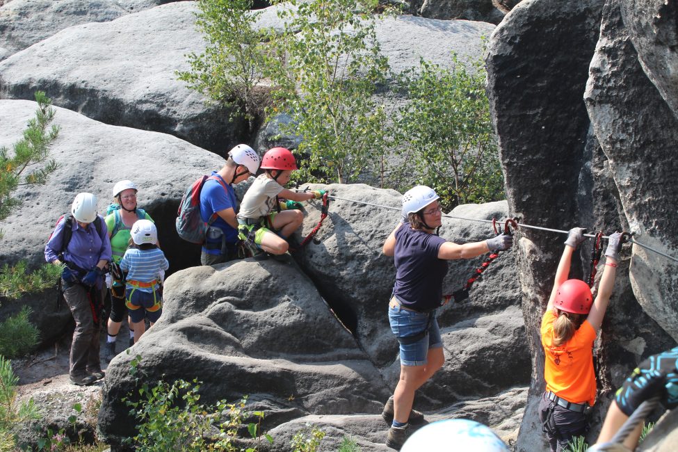 Familiengruppen der DAV Sektion an einem Klettersteig